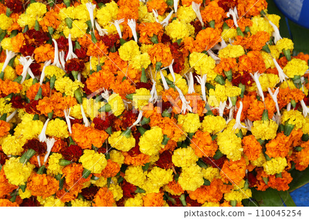 Flowers and garlands for sale at the flower market in Kolkata, West Bengal, India 110045254