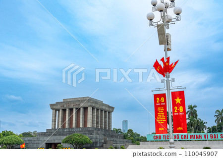 從越南河內巴亭廣場看到的胡志明陵墓和國慶日旗幟 從越南河內巴亭廣場看到的胡志明陵墓和國慶日旗幟 110045907
