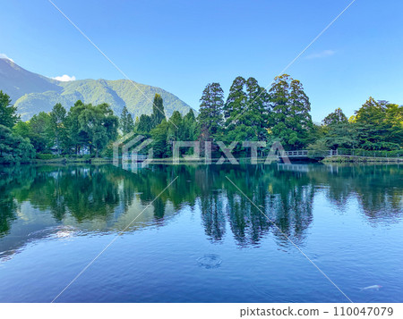 Kinrin Lake in the early morning 110047079