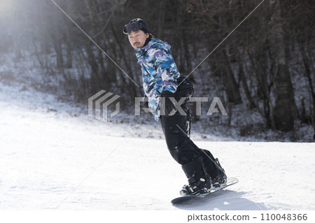 騎滑雪板的男人 110048366