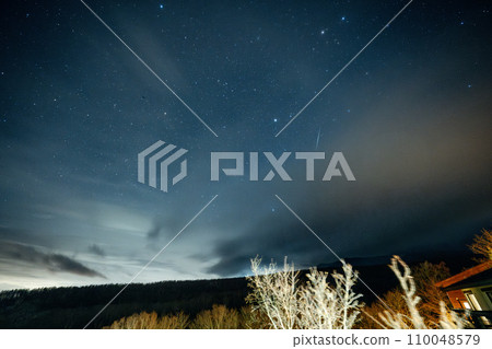 Geminid meteor shower falls on Yatsugatake Plateau 110048579