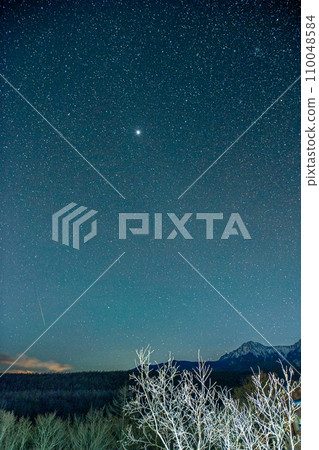 Geminid meteor shower falls on Yatsugatake Plateau Geminid meteor shower falls on Yatsugatake Plateau 110048584