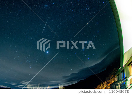 Geminid meteor shower falls on Yatsugatake Plateau 110048678