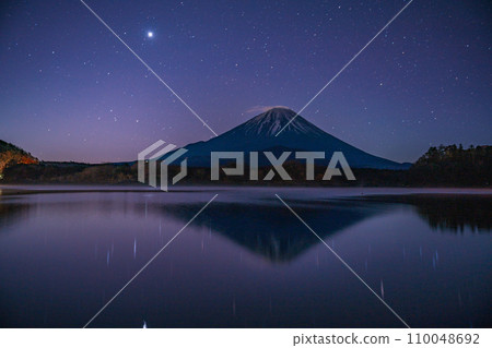 (Yamanashi Prefecture) Mt. Fuji seen from the shore of Lake Shoji under the starry sky 110048692