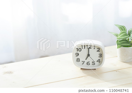 時鐘時間 7 點 早上 7:00 110048741