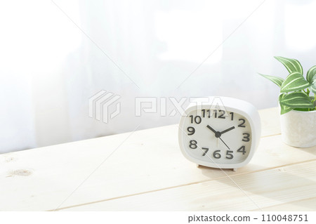 時鐘時間 上午 10:10 10:10 時鐘時間 上午 10:10 10:10 110048751