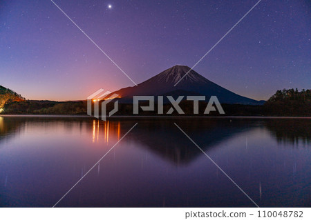 (Yamanashi Prefecture) Mt. Fuji seen from the shore of Lake Shoji before dawn 110048782