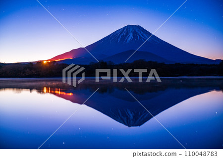 (Yamanashi Prefecture) Mt. Fuji seen from the shore of Lake Shoji before dawn 110048783