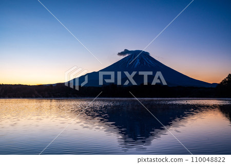 （山梨縣）黎明時從精進湖畔看到的富士山 110048822
