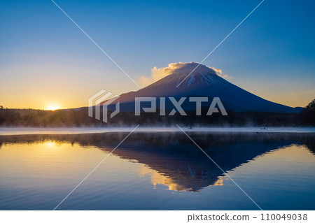 （山梨縣）精進湖和富士山的日出 110049038