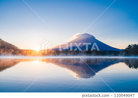 （山梨縣）精進湖和富士山的日出 110049047