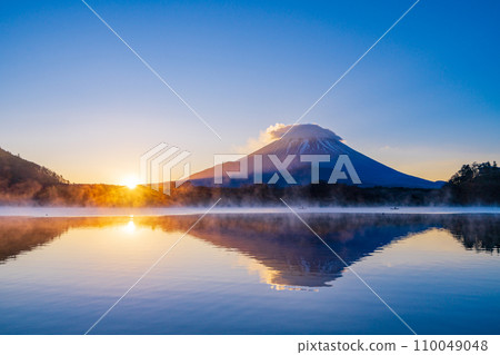 （山梨縣）精進湖和富士山的日出 110049048
