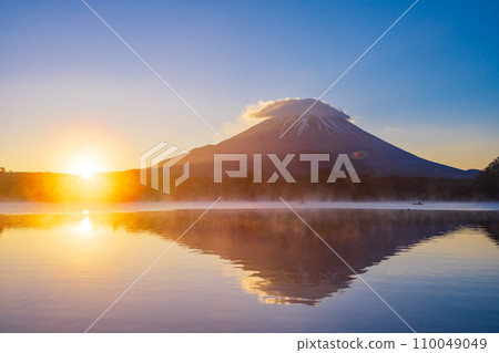 (Yamanashi Prefecture) Sunrise at Lake Shoji and Mt. Fuji 110049049