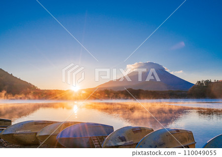 (Yamanashi Prefecture) Sunrise at Lake Shoji and Mt. Fuji 110049055