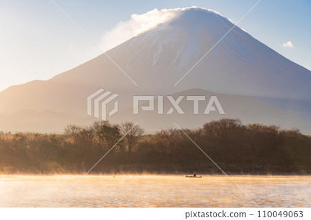 (Yamanashi Prefecture) People fishing in Lake Shoji and Kearan 110049063