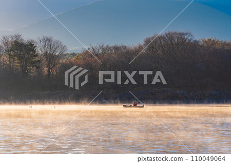 (Yamanashi Prefecture) People fishing in Lake Shoji and Kearan 110049064