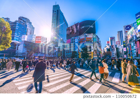 日本東京城市景觀 十二月的喧囂…熙熙攘攘的澀谷。光與影……為明天的智慧，為希望的光輝時代…… 110050672