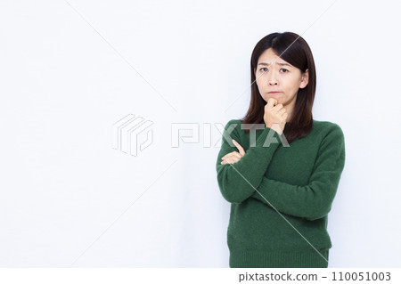 A woman in her 40s who thinks seriously A woman in her 40s who thinks seriously 110051003