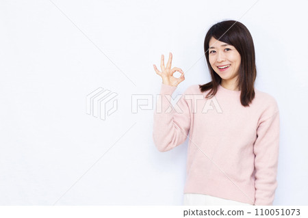 一名 40 多歲的女性做出「OK」手勢 110051073