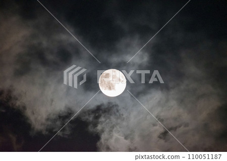 月亮隱藏在雲端 月亮隱藏在雲端 110051187