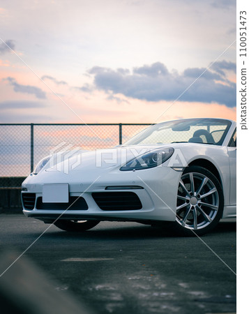 日落的天空和白色敞篷車保時捷 718 Boxster 日落的天空和白色敞篷車保時捷 718 Boxster 110051473