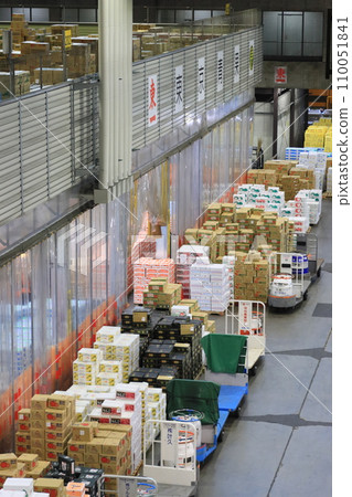 年末的大田市場:成堆的裝有水果和蔬菜的紙箱 年末的大田市場:成堆的裝有水果和蔬菜的紙箱 110051841