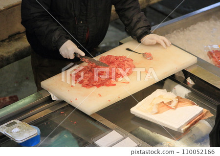 製作鮪魚肉和根托羅（negitoro），大田市場的中間批發商 110052166