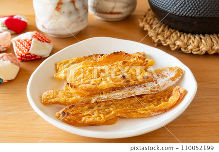 Dried potatoes that have become golden brown after being baked. Dried potatoes that have become browned. 110052199