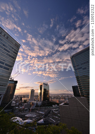 建築物和日落的剪影 110052322