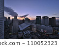 從建築物之間看到的日落 110052323