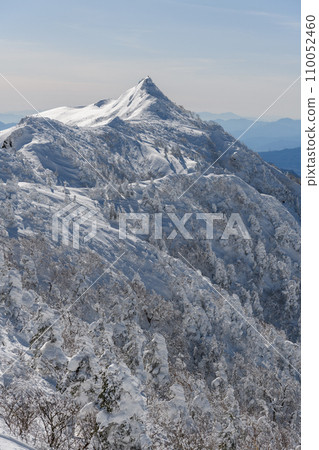 Mt. Kengamine in winter seen from the mountain trail heading from Mt. Kengamine to Mt. Buson Mt. Kengamine in winter seen from the mountain trail heading from Mt. Kengamine to Mt. Buson 110052460