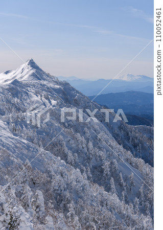 從劍峰山到釜村山的山路看到冬天的劍峰山 110052461