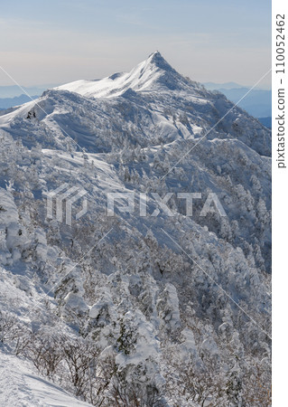 從劍峰山到釜村山的山路看到冬天的劍峰山 從劍峰山到釜村山的山路看到冬天的劍峰山 110052462