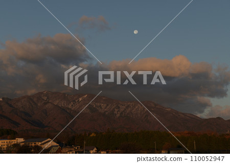 14.7 十六夜的月亮落在南阿爾卑斯山的上空。 110052947