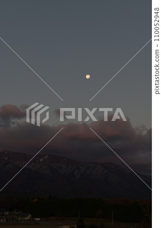 14.7 十六夜的月亮落在南阿爾卑斯山的上空。 110052948