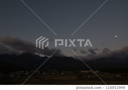 The moon of 14.7 Izayoi sets over the mountains of the Southern Alps. The moon of 14.7 Izayoi sets over the mountains of the Southern Alps. 110052949