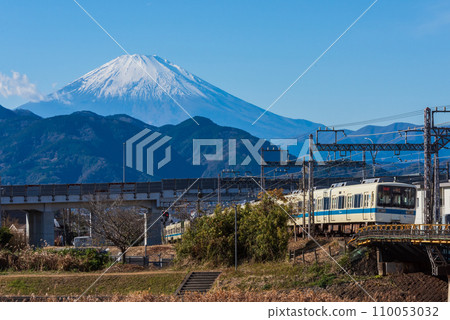 以富士山為背景行駛的小田急線列車 110053032