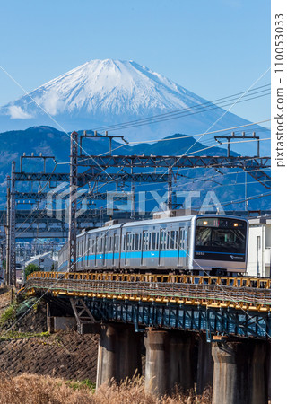 以富士山為背景行駛的小田急線列車 110053033