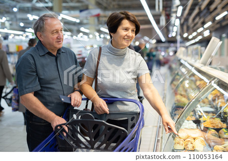 Couple of spouses buy ready-made meals in culinary department 110053164