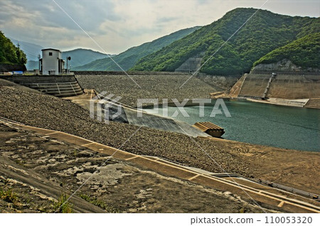 栗山水壩堤防和水壩湖 栗山水壩堤防和水壩湖 110053320