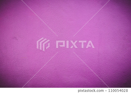 The surface of the dark pink wall plastered is uneven. The surface of the dark pink wall plastered is uneven. 110054028