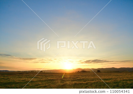 Morning rural scenery (Niigata Prefecture) 110054341