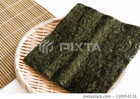 Roasted seaweed 110054516