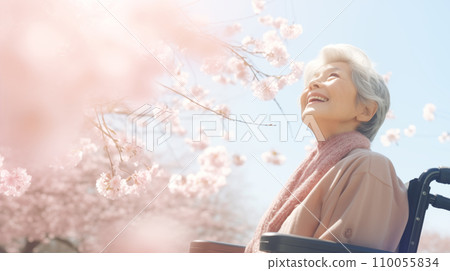 坐在輪椅上看櫻花的老太太 110055834