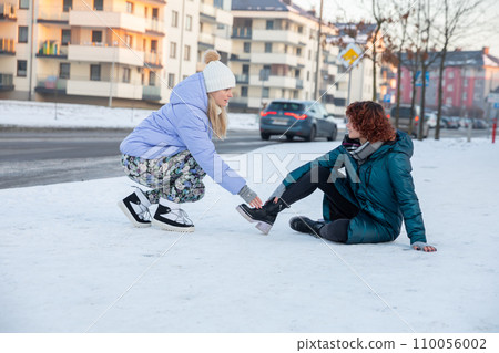Two friends are on a busy street during a winter walk. 110056002