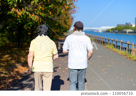 活躍的老年男女夫婦為健康而步行 飲食、運動、健康習慣、步行。 110056710