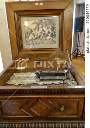 新惠比壽紀念館內有 100 年歷史的手搖音樂盒 110056759