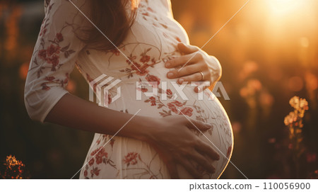 被夕陽照亮的孕婦/AI生成 110056900