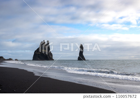 Atlantic ocean in Reynisfjara, south Iceland 110057672