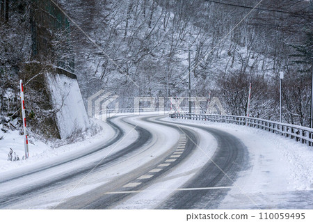 積雪覆蓋的國道48號關山峠 110059495
